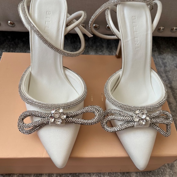 WHITE SATIN BOW HEELS - Picture 3 of 4